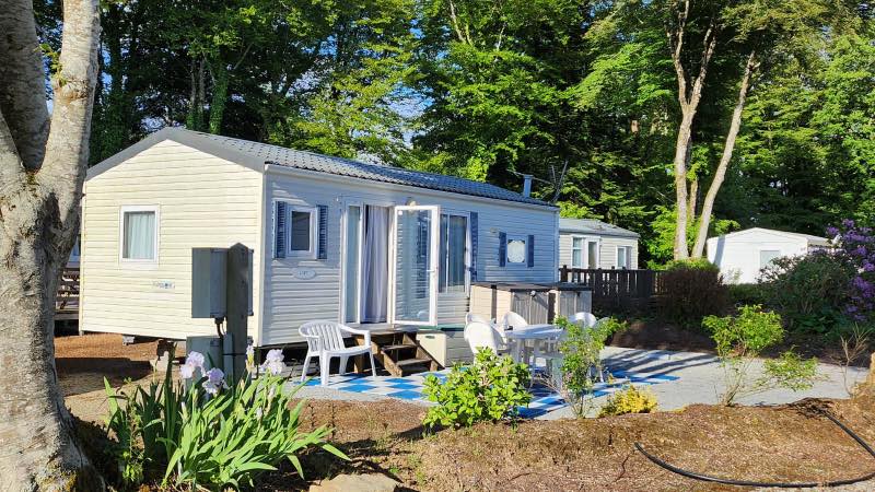 Vue extérieure du mobil-home et de sa terrasse